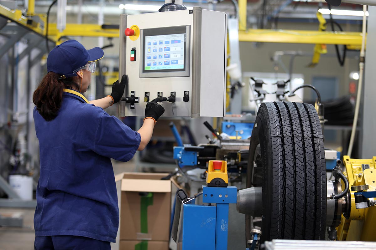 Tire retreading surface inspection using machine vision
